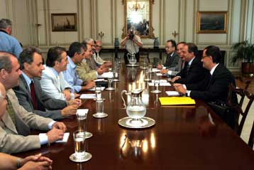 Όχι σκληρή λιτότητα, η δέσμευση Καραμανλή στη ΓΣΕΕ