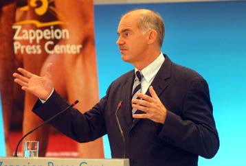 Με ανακοινώσεις για το Συνέδριο και πυρά κατά ΝΔ η συνέντευξη Τύπου του Γ.Παπανδρέου