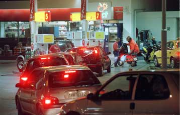 Εργασιακή ανασφάλεια και πετρέλαιο δοκιμάζουν τις αντοχές των ευρωπαίων καταναλωτών