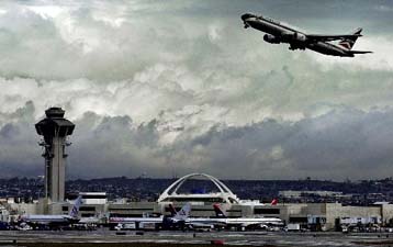 Εκκενώθηκε τμήμα του αεροδρομίου του Λος Αντζελες λόγω φόβων για «κενό» ασφαλείας