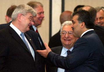 Συναίνεση στο θέμα των κανονισμών για τα Κατεχόμενα επιζητούν Μολυβιάτης-Γκιουλ