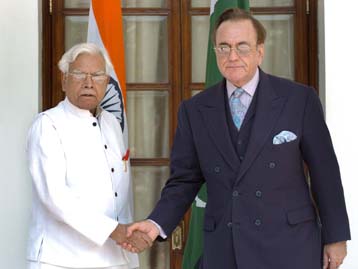 Επαναλαμβάνονται μετά από τρία χρόνια οι συνομιλίες Ινδίας-Πακιστάν για το Κασμίρ