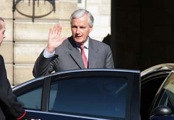 Επέστρεψε στο Παρίσι ο Μπαρνιέ – Ελπίδες για αίσια έκβαση στο δράμα των ομήρων