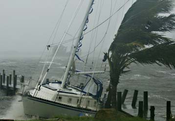 Σημαντικές υλικές ζημιές στο πέρασμα του κυκλώνα Frances από τη Φλόριντα