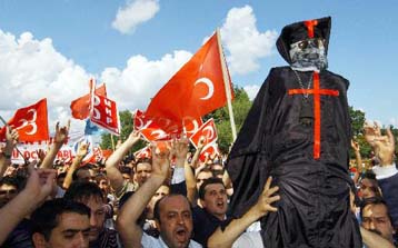 Διαδήλωση 200 «Γκρίζων Λύκων» έξω από το Οικουμενικό Πατριαρχείο, στο Φανάρι