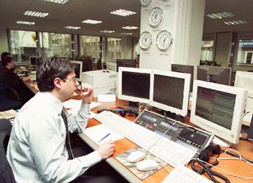 Στο μικροσκόπιο των ελεγκτών του ΔΝΤ και της Eurostat η ελληνική οικονομία