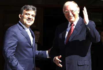 Επαφές Φερχόιγκεν στην Αγκυρα εν όψει της έκθεσης για την ένταξη της Τουρκίας στην ΕΕ