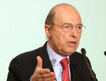 Έντονη δυσαρέσκεια Σημίτη από την εμπλοκή του ονόματός του στην προεδρολογία