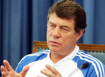 Δεν είμαστε οι… βασιλείς του κόσμου-Ο Ρεχάγκελ «προσγειώνει» και καθησυχάζει