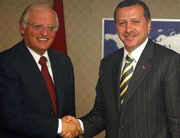 Ικανοποίηση Φερχόιγκεν από τις τουρκικές μεταρρυθμίσεις, αν και «βλέπει» αδυναμίες