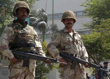 Δεκάδες νεκροί από επιχείρηση πακιστανικών βομβαρδιστικών στα σύνορα με το Αφγανιστάν