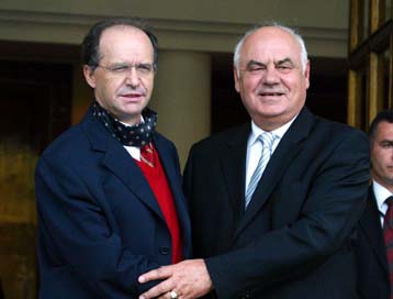 Στήριξη των Τιράνων στην προσπάθεια του Κοσόβου για ανεξαρτησία ζητά ο Ρουγκόβα