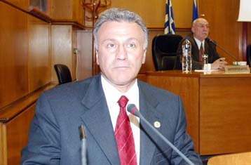 Ένταση στο νομαρχιακό συμβούλιο Θεσσαλονίκης με αντιρατσιστικά συνθήματα κατά Ψωμιάδη