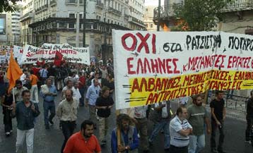 Επεισόδια και μολότοφ στο συλλαλητήριο κατά του ρατσισμού στο κέντρο της Αθήνας