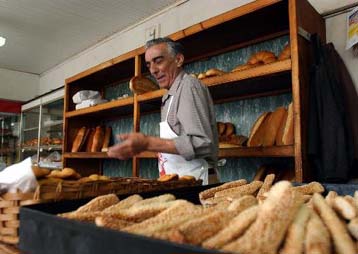 Διαβεβαιώσεις υπουργών ότι δεν θα γίνουν αυξήσεις στην τιμή του ψωμιού