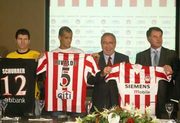 Ο Ριβάλντο έκλεψε την παράσταση στην παρουσίαση της νέας ομάδας του Ολυμπιακού