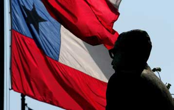 Συγκρούσεις αστυνομίας – κουκουλοφόρων στην επέτειο ανατροπής του Σαλβαδόρ Αλιέντε