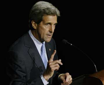 Η ελεύθερη -πλέον- οπλοκατοχή στις ΗΠΑ αντικείμενο σκληρών επικρίσεων Κέρι κατά Μπους