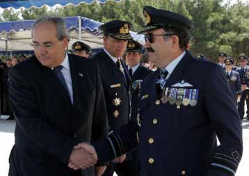 Επικριτικός ο Παναγιώτης Παπανικολάου κατά την παράδοση καθηκόντων στο ΓΕΑ