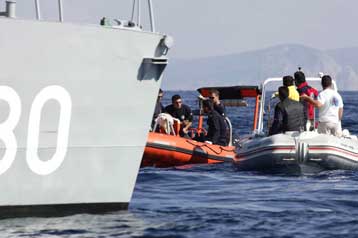 Οκτώ μίλια νοτιοανατολικά της Σιθωνίας εντοπίστηκαν τμήματα του μοιραίου ελικοπτέρου