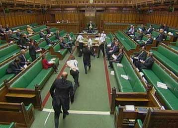 Πέντε Βρετανοί, υπέρμαχοι του κυνηγιού, «εισέβαλαν» στη Βουλή των Κοινοτήτων