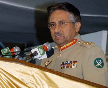 Ο Μουσαράφ δεν παραδίδει την ηγεσία των Ενόπλων Δυνάμεων του Πακιστάν