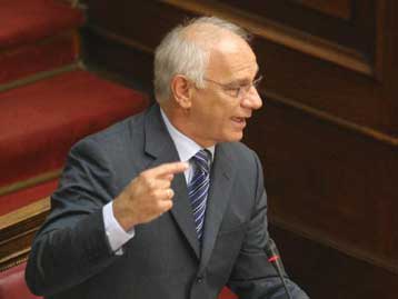 Σε υψηλούς τόνους η συζήτηση στο Κοινοβούλιο για τη συντριβή του Σινούκ