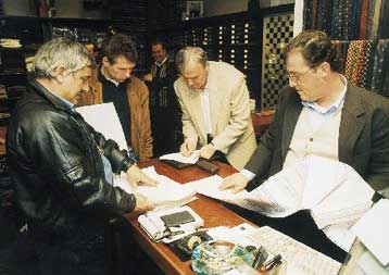 «Βουτιά» στα κρατικά έσοδα τον Αύγουστο – Υποψίες για «δημιουργική λογιστική»