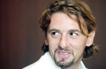 Όταν λέμε πολλά λόγια, στο τέλος ξεχνάμε τι έχουμε πει, τονίζει ο Μπέμπε Σινιόρι