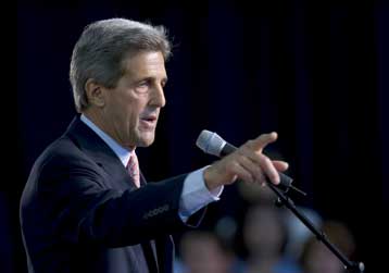 Για σπατάλες στις αμυντικές δαπάνες και «αμαρτωλά» συμβόλαια κατηγορεί ο Κέρι τον Μπους