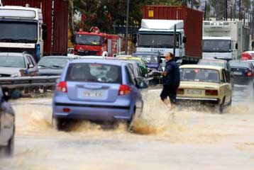 Πλημμύρες και μπλακάουτ προκάλεσε η νεροποντή στη Θεσσαλονίκη