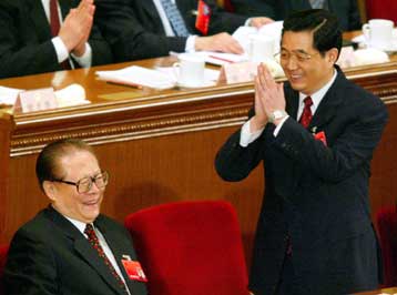 Ο Χου Ζιντάο διαδέχεται τον Ζιανγκ Ζεμίν και στην ηγεσία των κινεζικών ενόπλων δυνάμεων