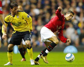 Με δύο γκολ του Σιλβέστρ και αυτογκόλ του ΟΣέι, η Μάντσεστερ 2-1 την Λίβερπουλ