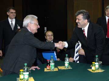 Ζητούμενο η βελτίωση των ελληνοτουρκικών σχέσεων, συμφωνούν Μολυβιάτης και Γκιουλ