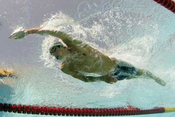 Ο Νεύτωνας είχε άδικο για το κολύμπι σε σιρόπι, δείχνει πείραμα σε πισίνα