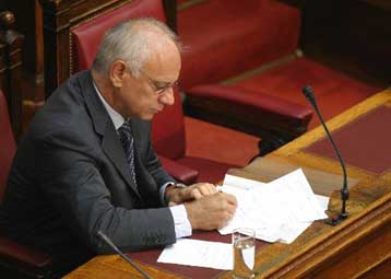 «Διόρθωση» γκάφας Σπηλιωτόπουλου στα πρακτικά της Βουλής καταγγέλλει το ΠΑΣΟΚ