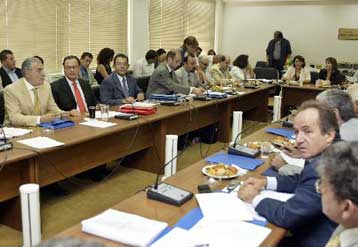 Δεν τίθεται θέμα παράτασης του εργασιακού βίου, ξεκαθαρίζει το υπουργείο Απασχόλησης