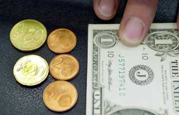 Πάνω από τα 1,23 δολάρια παρέμεινε η ισοτιμία του ευρώ