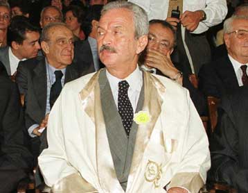 Παύθηκε από το Πανεπιστήμιο της Πόλης ο «πολεμοχαρής» πρύτανης Κεμάλ Αλεμντάρογλου