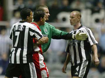 Τρεις αγωνιστικές στον Μπατ από την UEFA, χάνει το ματς της Νιούκασλ με τη Χαποέλ