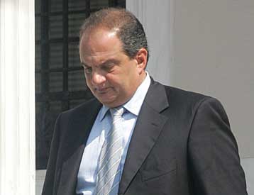 Σχέδιο εξομάλυνσης σχέσεων των βουλευτών με υπουργούς και υφυπουργούς από το Μαξίμου