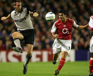 «Πύρρειος» νίκη για την Αϊντχόφεν, 4-0 την Χέρεφεεν, τραυματίστηκαν Οϊγερ και Αλεξ