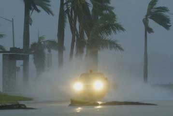 Σοβαρές υλικές ζημιές στη Φλόριντα από το «πέρασμα» του τυφώνα Τζίνι