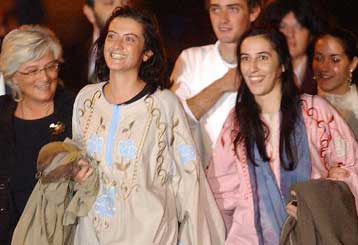 Γιορτή στην Ιταλία για την επιστροφή των εθελοντριών Πάρι και Τορέτα από το Ιράκ