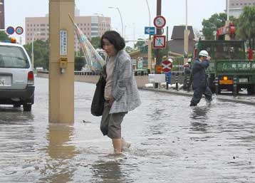 Ο ισχυρός τυφώνας Μεάρι -ο 21ος για φέτος- σαρώνει τη νότια Ιαπωνία