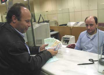 Τον κώδωνα του κινδύνου για υπερχρέωση των νοικοκυριών κρούει η Τράπεζα της Ελλάδος