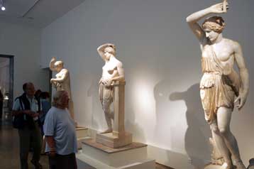 Οι απολύσεις συμβασιούχων του ΥΠΠΟ απειλούν μνημεία, μουσεία και αρχαιολογικούς χώρους