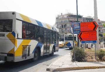 Τη δημιουργία λωρίδας μόνο για ταξί και γεμάτα ΙΧ εξετάζει το υπουργείο Μεταφορών