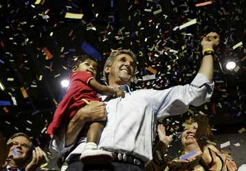 Με «όπλο» το ντιμπέιτ ο Κέρι προηγείται του Μπους κατά τρεις ποσοστιαίες μονάδες