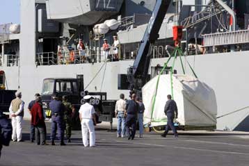 Στην επιφάνεια ο ένας από τους δύο κινητήρες του μοιραίου ελικοπτέρου Σινούκ